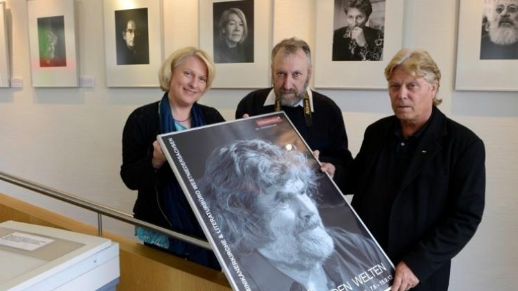 Ausstellungsort Stadtbibliothek: Lev Silber (Mitte) mit Beatrice le Coutre-Bick, Leiterin des Literaturbüros Westniedersachsen, und dem Initiator des Porträtsommers, André Lindhorst, Leiter der Kunsthalle Dominikanerkirche.
Ausstellungsort Stadtbibliothek: Lev Silber (Mitte) mit Beatrice le Coutre-Bick, Leiterin des Literaturbüros Westniedersachsen, und dem Initiator des Porträtsommers, André Lindhorst, Leiter der Kunsthalle Dominikanerkirche.