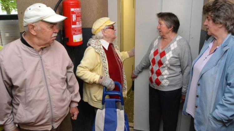 Die Bewohner Alexander Slutskyi, Melanie Rukoszewizz, Hildegard Garbaciok und Krystyna Kipka vor dem seit Wochen defekten Fahrstuhl. 