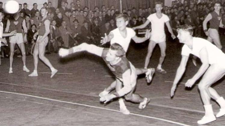 1200 Zuschauer in der Delmehalle: Freundschaftsspiel zwischen der VSK Bungerhof (weiße Trikots) und Dukla Prag am 6. Dezember 1962. Die Prager siegten mit 27:18. 1200 Zuschauer in der Delmehalle: Freundschaftsspiel zwischen der VSK Bungerhof (weiße Trikots) und Dukla Prag am 6. Dezember 1962. Die Prager siegten mit 27:18.