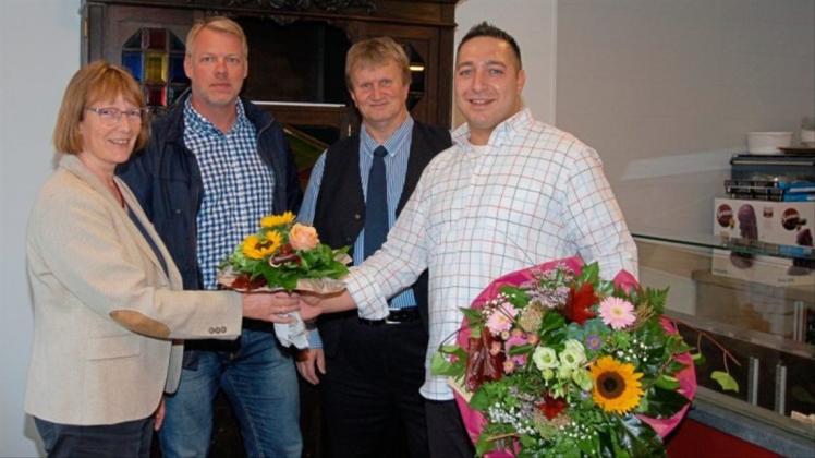 Alles Gute: Bürgermeisterin Agnes Droste (von links), Markus Wobbe und Norbert Gieseke gratulieren Tarik Özcivi zur Eröffnung des Kebab Ladens. Alles Gute: Bürgermeisterin Agnes Droste (von links), Markus Wobbe und Norbert Gieseke gratulieren Tarik Özcivi zur Eröffnung des Kebab Ladens.