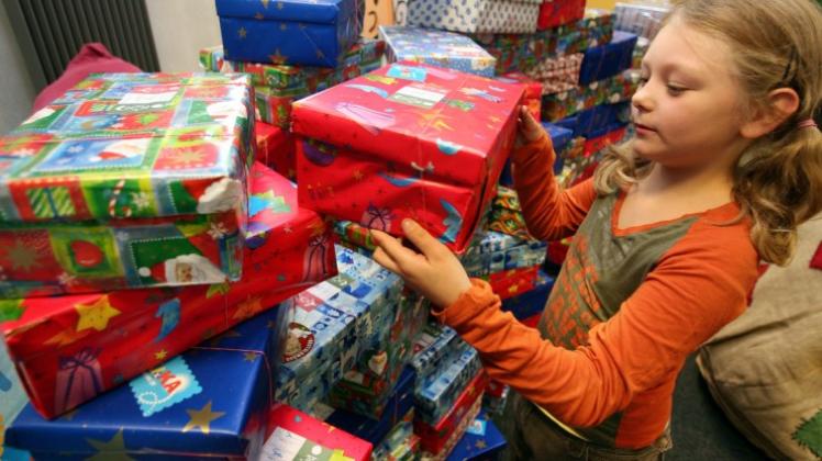 Ein Schuhkarton voller Weihnachten: Die Aktion, bei der Kinder aus Industriestaaten Geschenke in Entwicklungsländer schicken, ist umstritten. 