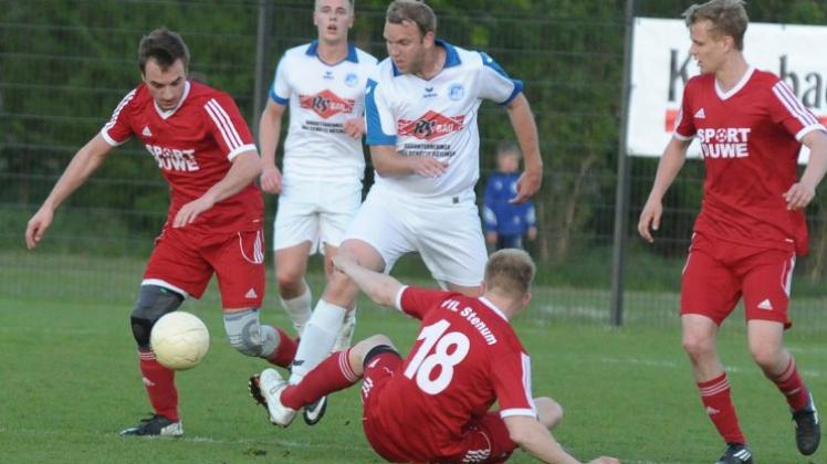 Knüller: Tim Lemke (Mitte, hier im Kreispokalfinale gegen den VfL Stenum) und der TV Dötligen empfangen im Bezirkspokal den SV Atlas Delmenhorst. 