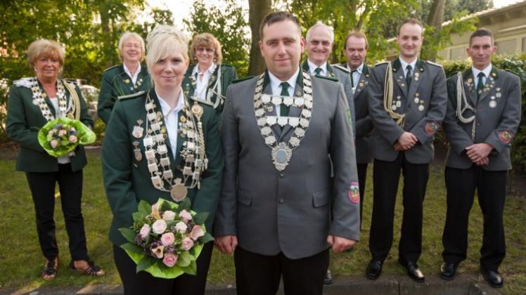 Das neue Königshaus der Schützenbrüderschaft Delmenhorst von 1912: Daniela Borgmann und Lars Düser (im Vordergrund) mit ihrem Gefolge. Das neue Königshaus der Schützenbrüderschaft Delmenhorst von 1912: Daniela Borgmann und Lars Düser (im Vordergrund) mit ihrem Gefolge.