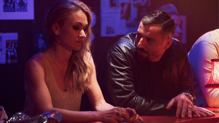 In einer Bar macht sich Polizistin Maria Klee (Lisa Maria Potthoff) an den Gangster Viktor Buslenko (Murathan Muslu) ran. Wenig später landet sie mit ihm im Bett - ihrem Ziel hat sie alles untergeordnet. 