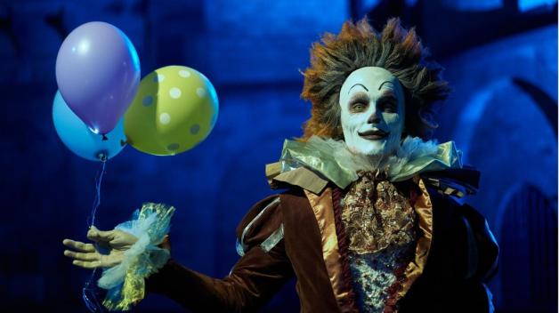 Als Clown mit grünen Augen getarnt jagt der Mörder seine Opfer Als Clown mit grünen Augen getarnt jagt der Mörder seine Opfer
