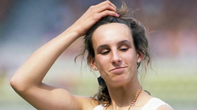 War nach der Siegerehrung noch ein wenig fassungslos: Katrin Bartschat vom Delmenhorster TV. Die Weitspringerin war am 11. August 1990 überraschend Deutsche Meisterin geworden. Im Düsseldorfer Rheinstadion gewann sie den Wettbewerb mit 6,45 Metern. 