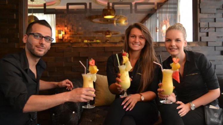 Ein Cocktail zur Wiedereröffnung: Yousef Aslan, Angelika Lengert und Natalia Kozikowski (von links) haben gestern nach einem Monat Pause wieder die ersten Gäste empfangen. Ein Cocktail zur Wiedereröffnung: Yousef Aslan, Angelika Lengert und Natalia Kozikowski (von links) haben gestern nach einem Monat Pause wieder die ersten Gäste empfangen.