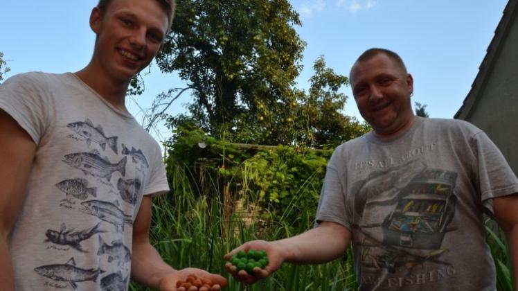 Karsten Werner (rechts) und Gerome Riestenpatt haben am Mittwoch grüne und rote Leckerbissen für Karpfen hergestellt. Werner vertreibt gemeinsam mit Sven Döll Boilies, die nach ihren Rezepten hergestellt wurden, unter dem Namen D&amp;W Baits.