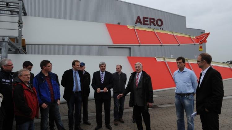 Auf dem Betriebsgelände der Aero Ems GmbH begrüßten MIT-Kreisvorsitzender Günter Reisner (3.v.r.) und der kaufmännische Leiter Horst Hoopmann (rechts) die Mitglieder der Mittelstands- und Wirtschaftsvereinigung. Auf dem Betriebsgelände der Aero Ems GmbH begrüßten MIT-Kreisvorsitzender Günter Reisner (3.v.r.) und der kaufmännische Leiter Horst Hoopmann (rechts) die Mitglieder der Mittelstands- und Wirtschaftsvereinigung.