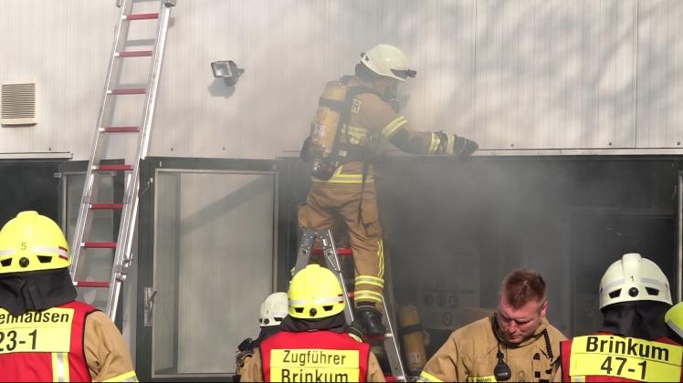 Stuhrer Feuerwehr löscht brennendes Heizkraftwerk