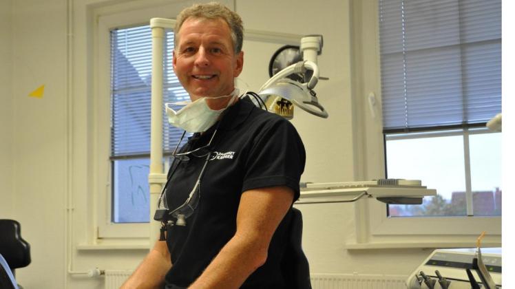 Seit 24 Jahren betreibt Ansgar Krieger seine Zahnarztpraxis in der Bramscher Gartenstadt. In dieser Zeit hat es schon einige lustige und kuriose Situationen gegeben. Foto: Eva Voß
