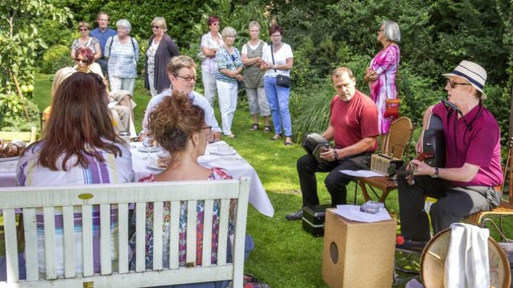 Multikultureller Gartenbesuch am