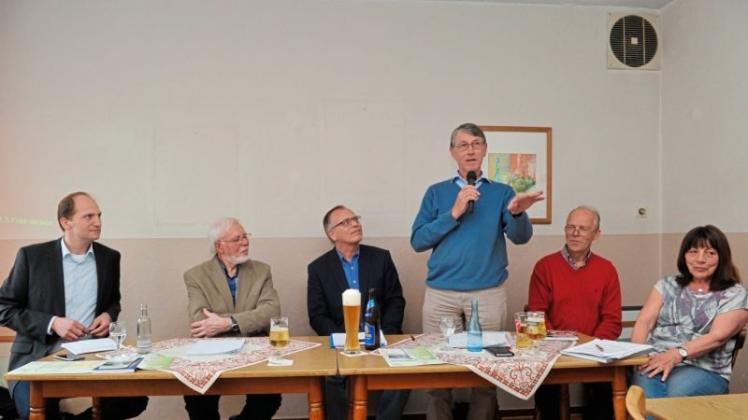 Auf dem Podium stellten sich (von links) Gerhard Roelfes, Bernd Borghorst, Ulf Dunkel, Karsten Osmers, Otto Quaing und Helga Boven-Janßen den Fragen der Zuhörer. 