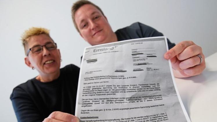 Dietlinde Stieger (links) und Nicole Skibicki sind sauer auf den Landkreis Emsland. 