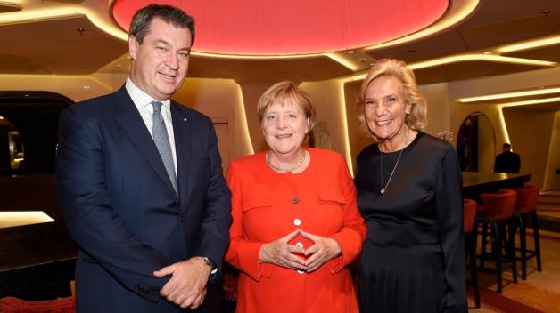 Bayerns Ministerpräsident Markus Söder mit Bundeskanzlerin Angela Merkel und Susanne Porsche im Hotel Vier Jahreszeiten in München. Foto: Michael Tinnefeld