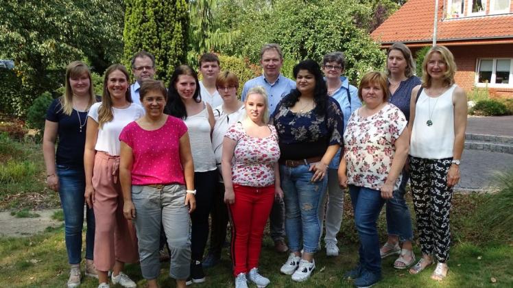 Ihre Ausbilung zur Fachpraktikerin Hauswirtschaft haben vier Frauen bei Reholand erfolgreich abgeschlossen. Das Bild zeigt sie gemeinsam mit Vertretern von Reholand und der beteiligten Schulen und Behörden. Ihre Ausbilung zur Fachpraktikerin Hauswirtschaft haben vier Frauen bei Reholand erfolgreich abgeschlossen. Das Bild zeigt sie gemeinsam mit Vertretern von Reholand und der beteiligten Schulen und Behörden.