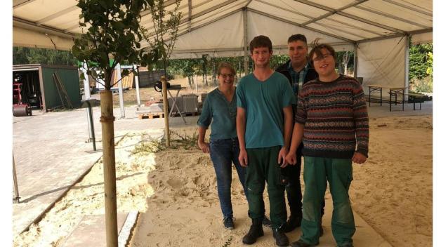 Nach Abschluss der Prüfung stellten sich die Prüflinge Jan Düker und Johannes Engbers mit dem Ausbilder Rainer Bruns und Simone Heckmann (Landwirtschaftskammer Niedersachsen) für ein Foto auf.
Nach Abschluss der Prüfung stellten sich die Prüflinge Jan Düker und Johannes Engbers mit dem Ausbilder Rainer Bruns und Simone Heckmann (Landwirtschaftskammer Niedersachsen) für ein Foto auf.
