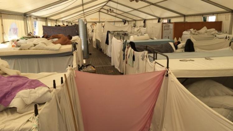 Doppelbett neben Doppelbett, wo noch Platz ist, liegen Matratzen. Der Blick in eines der Zelte auf dem Gelände der Erstaufnahmeeinrichtung. 