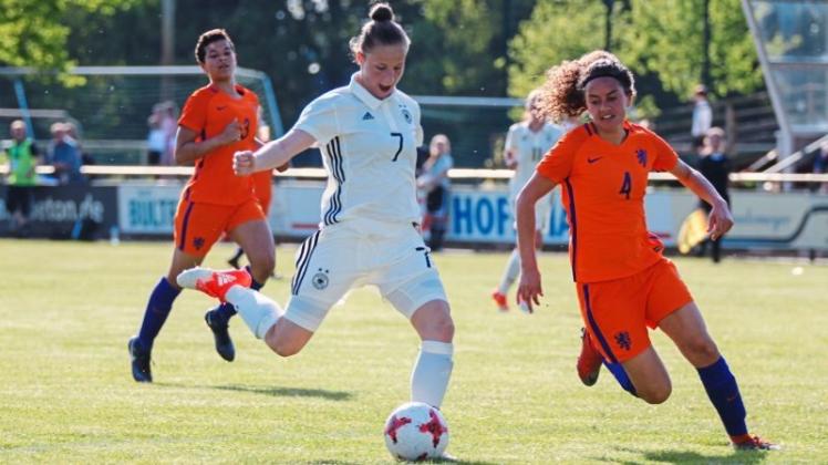 Für gefährliche Szenen auf dem rechten Flügel des DFB-Teams sorgte Nicole Woldmann. Die deutschen U-15-Juniorinnen siegten in Spelle mit 2:1 gegen die Niederlande. Fotos: Scholz