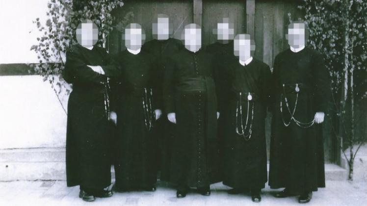 Volksmission in Hagen 1959: In der Mitte der Pastor, eingerahmt von Kaplan und Vikar. Die vier Patres aus Bonn stehen außen, ganz links Pater L. 