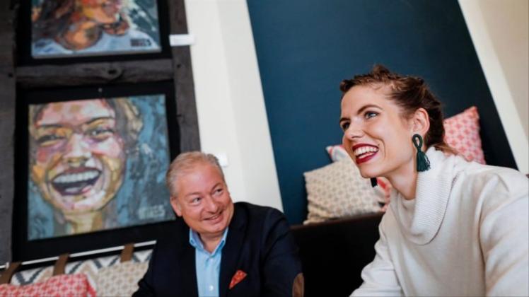 Ihre Porträts hat Künstlerin Marisa de Jager (rechts) fast alle für die Ausstellung in Andreas Bernards Gaststätte Olle Use gemalt. 
