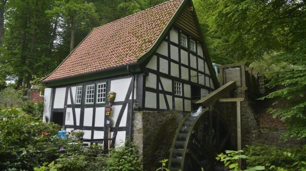 An der Wassermühle in Bad Essen wird von April bis Oktober gezeigt, wie einst Mehl hergestellt wurde. Archivfoto: Helge Holz 