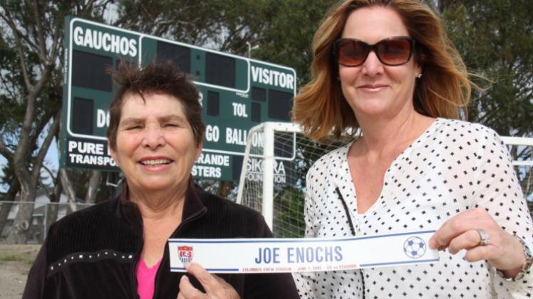 Hier fing alles an: Mutter Bea und Schwester Lori am Sportplatz im kalifornischen Petaluma, auf dem Joe seine ersten Punktspiele machte. Den Kühlschrankmagnet brachte er von seinem Einsatz für die US-Nationalmannschaft mit. 