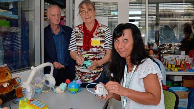 Einblick in die Werkstatt der Toys Company: Unter der Anleitung von Stefan Pilarski arbeiten Angela Kubatz (rechts) und Waltraud Hegeler alte Spielsachen für die Toys Company auf. 