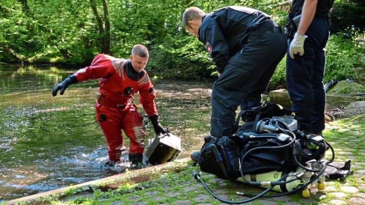 Polizeitaucher aus Oldenburg haben am Montag am Delmenhorster Wollepark in einem Teich nach Diebesgut gesucht. Nach einer Stunde wurden zwei Safes gefunden. 