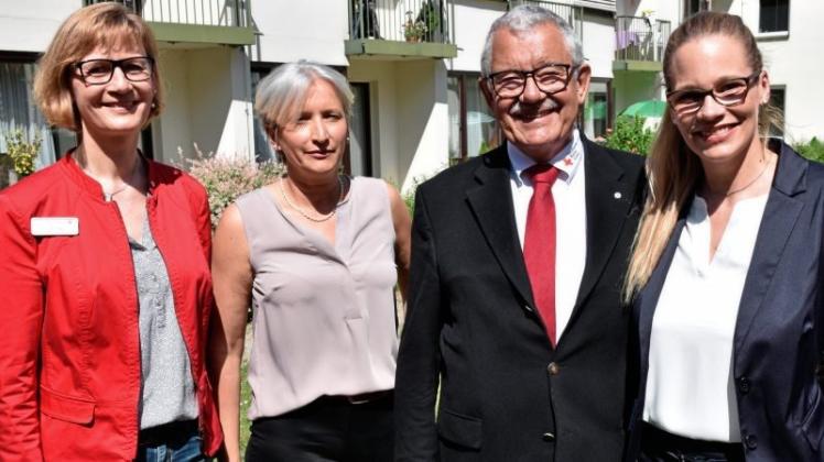 Heinz-Gerd Lenssen (2. v. r.), Vorsitzender des DRK-Kreisverbands, hat Sylvia Strössel (links) verabschiedet. Ihre Nachfolge treten Nezahat von Ahlen (2. v. l.) und Kristin Martini an. 