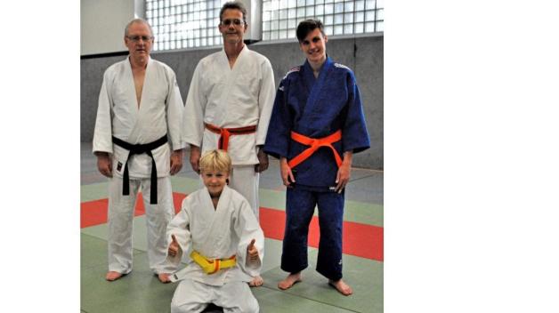 Judoka beim JC Bushido: Stehend von links Heiko Fritsch, Jens Nüstedt und Fabian Müller, knieend davor Moritz Nüstedt. Judoka beim JC Bushido: Stehend von links Heiko Fritsch, Jens Nüstedt und Fabian Müller, knieend davor Moritz Nüstedt.