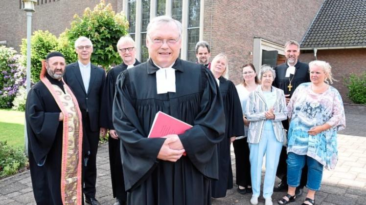 Kirchenälteste aus allen christlichen Kirchengemeinden der Stadt kamen, um Pfarrer Dr. Enno Konukiewitz (vorne) in den Ruhestand zu verabschieden. 