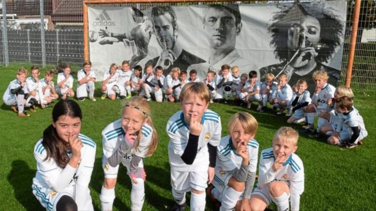 Posen wie die Großen: Die Real-Madrid-Fußballschule ist zu Gast beim TV Jahn, 32 Kinder aus Delmenhorst und dem Umland trainieren teilweise mit Profi-Methoden – und zu einem stolzen Preis. 