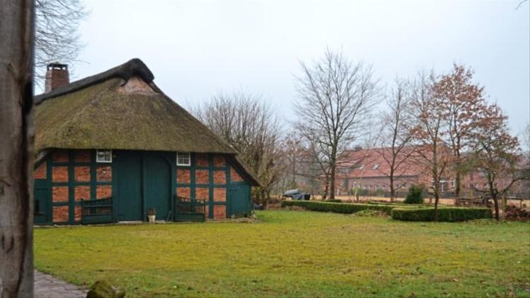 Ein denkmalgeschütztes Reetdachhaus steht schon im geplanten Baugebiet Altengraben. Am Westrand stößt es an einen landwirtschaftlichen Betrieb. 