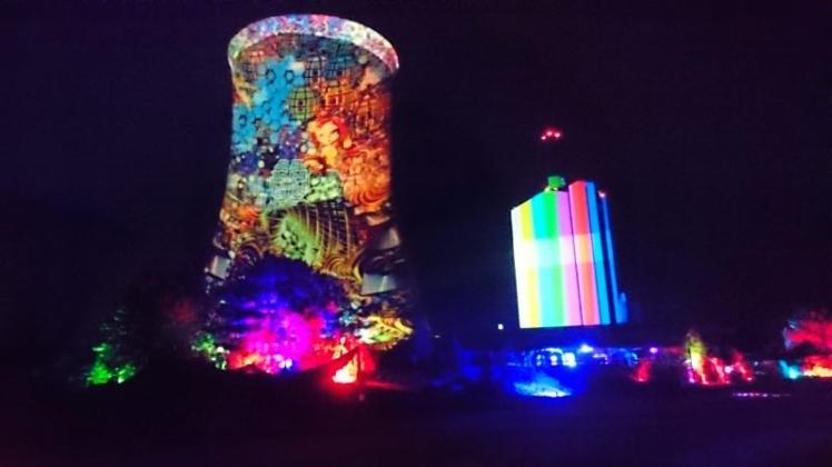 Premiere: Rund um den illuminierten Kühlturm fand am Pfingstwochenende im Meppener Funpark das erste Goa-Festival statt. 