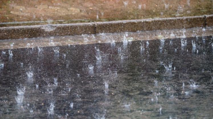 Bei starkem oder andauerndem Regen steht das Wasser in den neuen Regenmulden bis zu 30 Zentimeter hoch. Die CDU stuft dies als Gefahr für Kleinkinder ein. Symbolfoto: dpa