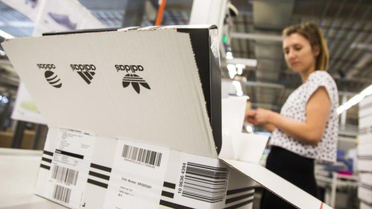 Nach schweren Vorwürfen von Leiharbeitern im Adidas-Logistikzentrum Rieste versichert der Konzern, dass Probleme bei der Inbetriebnahme behoben seien. 