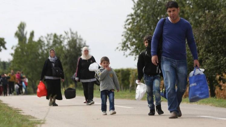 Zu Fuß sind diese Flüchtlinge in Kroatien gen Westen unterwegs. 