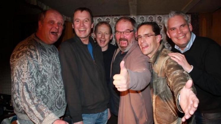 Daumen hoch: Die Bandmitglieder von „Faro“ und „Emswater Revival“ freuen sich auf das Gastspiel im Schützenhaus Wellingholzhausen. 