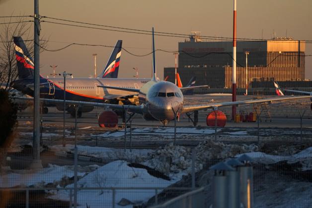 Flugzeuge der russischen Fluglinie Aeroflot stehen auf einem Flughafen in der Nähe von Moskau. Flugzeuge der russischen Fluglinie Aeroflot stehen auf einem Flughafen in der Nähe von Moskau.