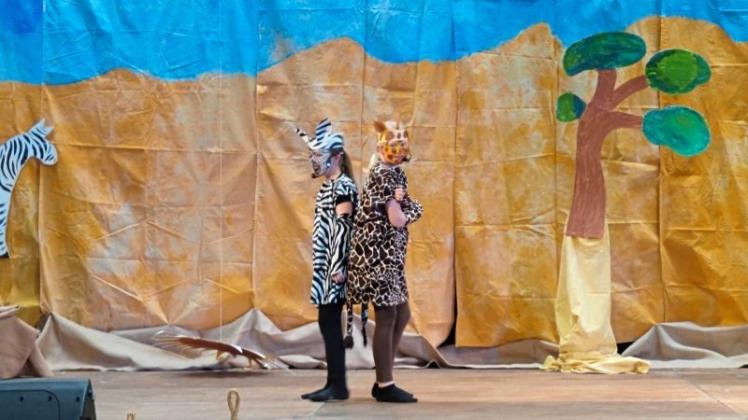 Erst Feind, dann Freund: Zea (Greta Vonde l.) und Raffi (Marlene Stolze) zeigten mit ihren Rollen, das Andersartige auch Freunde sein können. Kinder Süderbergschule in Hilter brachten jetzt das afrikanische Musical „Tuishi pamoja“ auf die Bühne. 