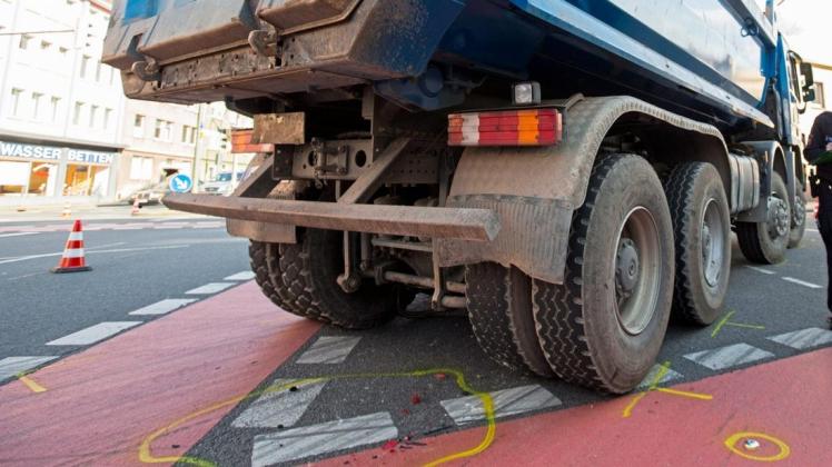 An der Ecke Kommenderiestraße und Johannistorwall waren im Jahr 2014 zwei Radfahrer unter abbiegenden Lkw gestorben. Abbiegeassistenten können solche Unfälle verhindern. Archivfoto: Michael Gründel