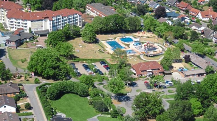 Das Neurozentrum Niedersachsen in Bad Essen (links oben), rechts ist das Sole-Freibad zu erkennen. 