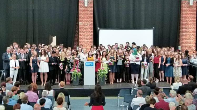 In der Halle IV feierten die Abiturienten der Beruflichen Gymnasien Lingen ihren Abschluss. Insgesamt 123 junge Leute beendetetn dort jetzt ihre schulische Ausbildung. 