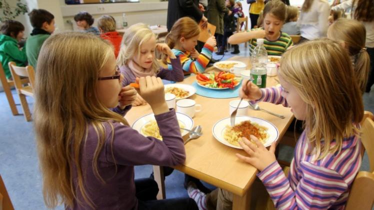 Mit der steigenden Zahl der Ganztagsschulen essen auch immer mehr Schüler in Osnabrück in der Schule. Zurzeit sind es täglich 2700 Jungen und Mädchen. Das Bild zeigt Schüler einer Ganztagsschule in Ostercappeln. Archiv-