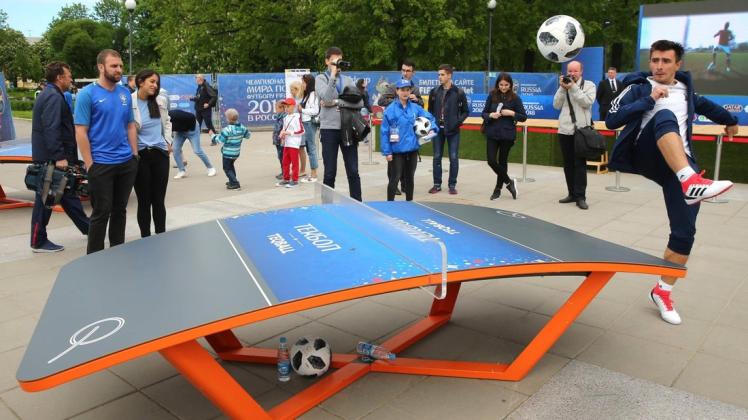 Am Rande der Fußball-Weltmeisterschaft in Russland probierten sich Zuschauer an der neuen Sportart "Teqball".