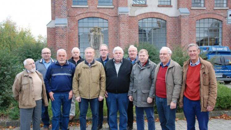 Fortsetzen wollen die Lingener Ukrainefreunde ihre Hilfe für das osteuropäische Land. Von links: Hajo Wiedorn, Andreas Pengemann, Hansi Hilbers, Hermann Lindwehr, Viktor Heffel, Reinhold Diekamp, Horst Lippert, Alfons Acker, Heinz Humbert, Hinrikus Ude und Jürgen Zieschang. Das Foto entstand vor dem Denkmal für die ukrainischen Zwangsarbeiter vor der Halle IV. Fortsetzen wollen die Lingener Ukrainefreunde ihre Hilfe für das osteuropäische Land. Von links: Hajo Wiedorn, Andreas Pengemann, Hansi Hilbers, Hermann Lindwehr, Viktor Heffel, Reinhold Diekamp, Horst Lippert, Alfons Acker, Heinz Humbert, Hinrikus Ude und Jürgen Zieschang. Das Foto entstand vor dem Denkmal für die ukrainischen Zwangsarbeiter vor der Halle IV.