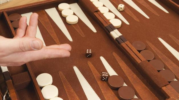 Beim Backgammon spielen Würfel eine wichtige Rolle. Foto: imago/Westend61