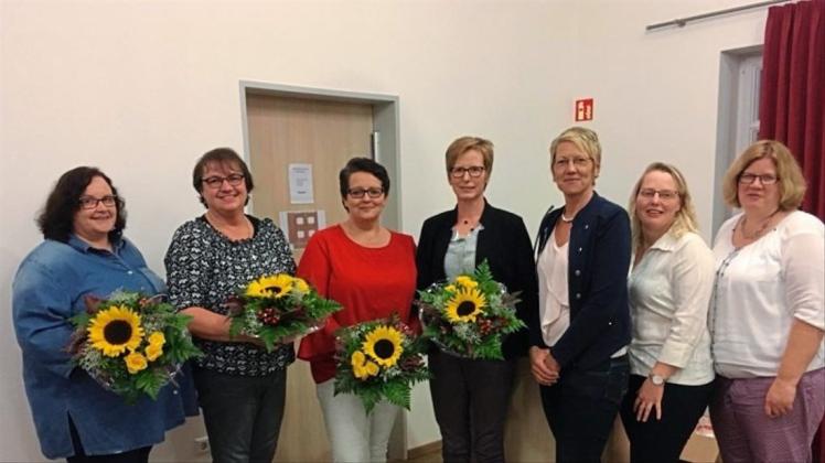Bisherige und amtierende Vorstandsmitglieder der KFD Werpeloh (v. l.) Monika Horstmann, Gertud Bolsmann, Nicole Kröger, Monika Schmits, Doris Kuper, Sonja Kruithoff und Birgit Schmits. Bisherige und amtierende Vorstandsmitglieder der KFD Werpeloh (v. l.) Monika Horstmann, Gertud Bolsmann, Nicole Kröger, Monika Schmits, Doris Kuper, Sonja Kruithoff und Birgit Schmits.