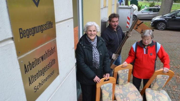 „Stühlerücken“ – die AWO-Schönemoor räumt ihr Vereinsheim für Flüchtlinge: (v.r.) die Vorsitzende Ursula Ruhm, Anwohner Mathias Spiecker und die stellvertretende Vorsitzende Gertrud Brode. „Stühlerücken“ – die AWO-Schönemoor räumt ihr Vereinsheim für Flüchtlinge: (v.r.) die Vorsitzende Ursula Ruhm, Anwohner Mathias Spiecker und die stellvertretende Vorsitzende Gertrud Brode.